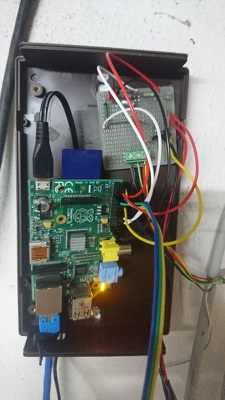 Raspberry Pi 1 mit Minielektronik zur Verarbeitung von eingehenden Sensordaten von Gas, Strom, Temperatur und Luftfeuchte