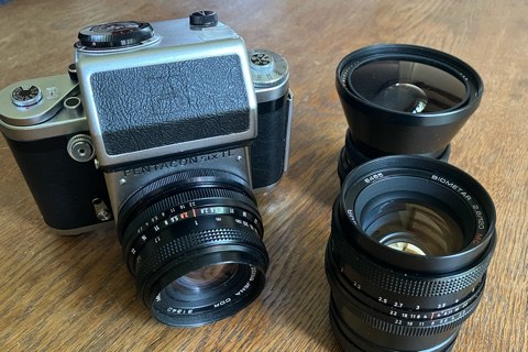 Die neu erworbene Pentacon Six mit Standardobjektiv, TTL Prismensucher und zwei weiteren Objektiven