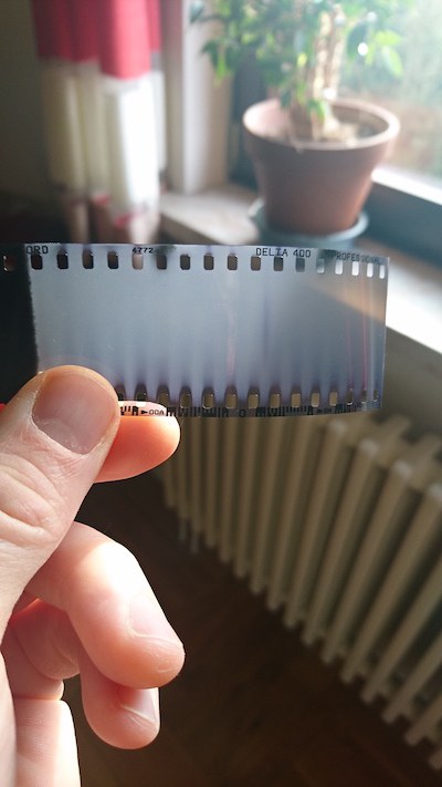 Auch beim dritten Film Delta 400 gibt es Streifen entlang der Perforation.