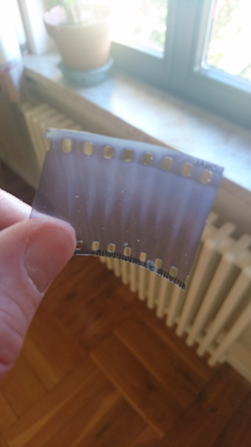 Streifen entlang der Perforation